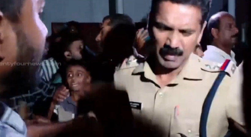 കെഎംഎം കോളജിലെ ഭക്ഷ്യവിഷബാധ സംശയം; പ്രതിഷേധിച്ച് നാട്ടുകാരും രക്ഷിതാക്കളും; എസ്എഫ്ഐ വനിതാ നേതാവ് ലൈംഗിക ചുവയോടെ സംസാരിച്ചെന്ന് വിദ്യാര്ത്ഥിനികള്