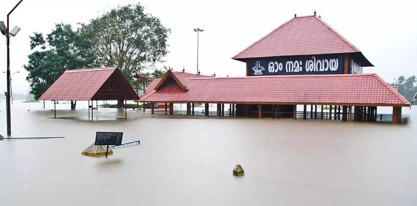 മഴ മുന്നറിയിപ്പ് പുതുക്കി, 14 ജില്ലകളിലും മഴ മുന്നറിയിപ്പ്; ആലുവ ശിവക്ഷേത്രം പൂർണമായി മുങ്ങി