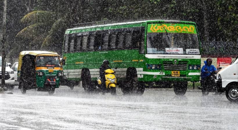 ഇന്ന് പരക്കെ മഴയ്ക്ക് സാധ്യത; 11 ജില്ലകളില് മഴ മുന്നറിയിപ്പ്; മൂന്ന് ജില്ലകളിലെ വിദ്യാഭ്യാസ സ്ഥാപനങ്ങള്ക്ക് അവധി