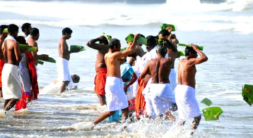 ഇന്ന് കർക്കടക വാവ്; പിതൃമോക്ഷം തേടി ആയിരങ്ങൾ