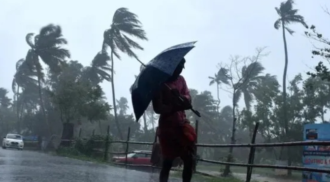 സംസ്ഥാനത്ത് മഴയുടെ തീവ്രത കുറയും: വടക്കന് കേരളത്തിലും മലയോര മേഖലകളിലും മഴ തുടരാന് സാധ്യത