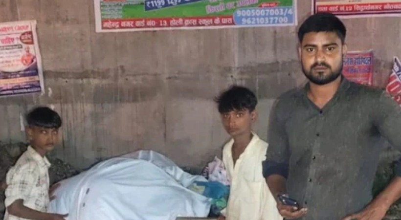 പിതാവിന്റെ അഴുകിത്തുടങ്ങിയ മൃതദേഹവും ഉന്തുവണ്ടിയില് വച്ച് വഴിയരികില് നില്ക്കുന്ന നിസ്സഹായരായ 2 കുട്ടികള്, അച്ഛനെ അടക്കണമെന്ന് മാത്രം ആവശ്യം, യാചന; കണ്ണുനനയിച്ച് ചിത്രം