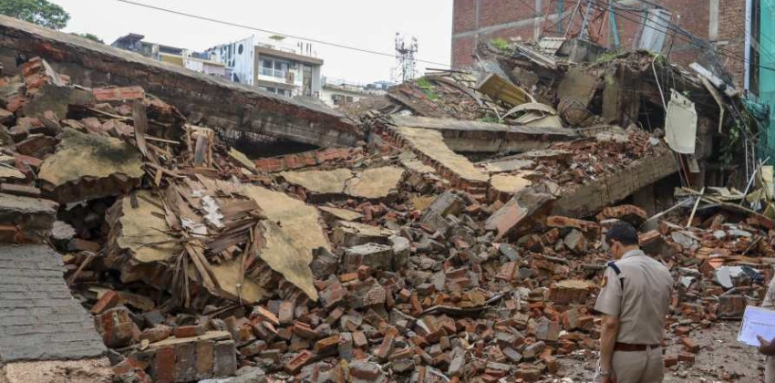 ഡൽഹിയിൽ രണ്ടുനില കെട്ടിടം തകർന്നു വീണു, 3 പേർ മരിച്ചു