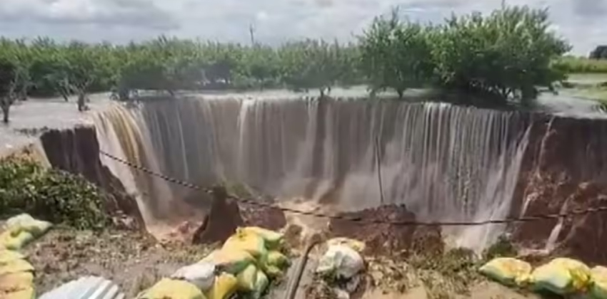 സുർവാൾ അണക്കെട്ട് കരകവിഞ്ഞ് ഭൂമിയുടെ വലിയൊരു ഭാഗം ഗർത്തമായി മാറി; ജനം കൂട്ടത്തോടെ പലായനം ചെയ്തു, രാജസ്ഥാനിൽ വൻ മഴക്കെടുതി