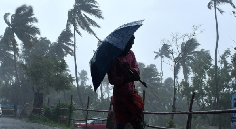 ഇന്ന് രാത്രി വൈകിയും മഴ തുടരും; നാളെ മുതല് സംസ്ഥാനത്തുടനീളം മഴ കുറയുമെന്ന് കേന്ദ്ര കാലാവസ്ഥ വകുപ്പ്