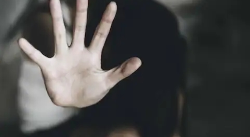 കോഴിക്കോട് അതിഥി തൊഴിലാളിയുടെ മകളെ കാമുകനും സുഹൃത്തുക്കളും തട്ടിക്കൊണ്ടുപോയി പീഡിപ്പിച്ചതായി പരാതി