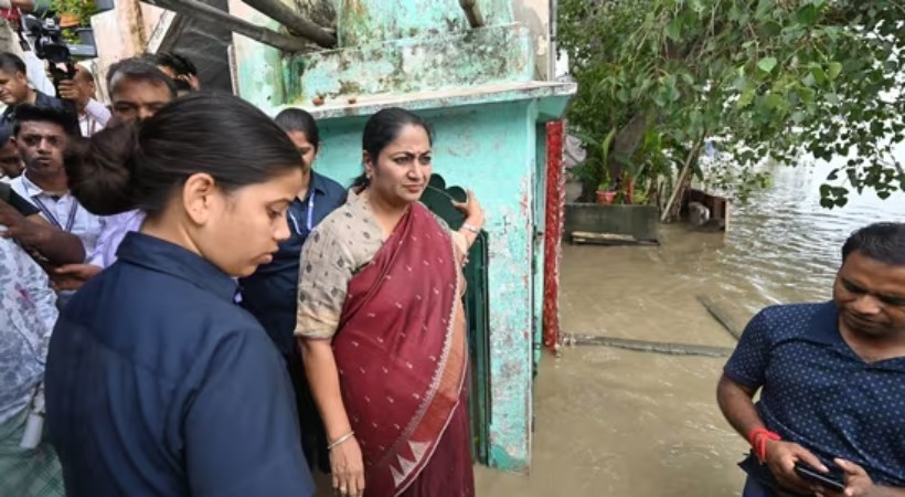 ഡല്‍ഹി മുഖ്യമന്ത്രി രേഖ ഗുപ്തയ്ക്ക് നേരെ ആക്രമണം; ഭാരമുള്ള വസ്തു ഉപയോഗിച്ച് മുഖത്തടിച്ചു; അക്രമി പിടിയില്‍