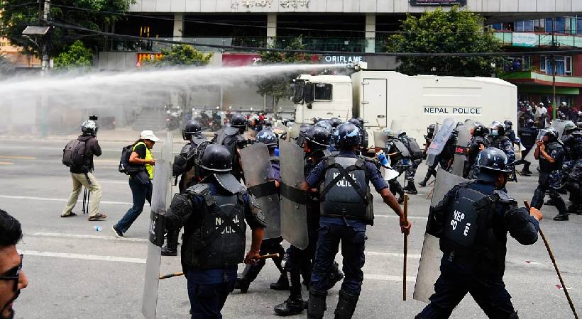തെരുവിലിറങ്ങി ‘ജെൻ സി’; പിന്നാലെ സമൂഹമാധ്യമ നിരോധനം നീക്കി നേപ്പാൾ