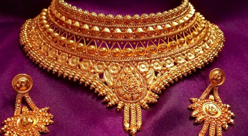 കുതിപ്പ് തുടർന്ന് സ്വർണ വില, വീണ്ടും റെക്കോർഡ്; പവന് ഒറ്റയടിക്ക് 880 രൂപ