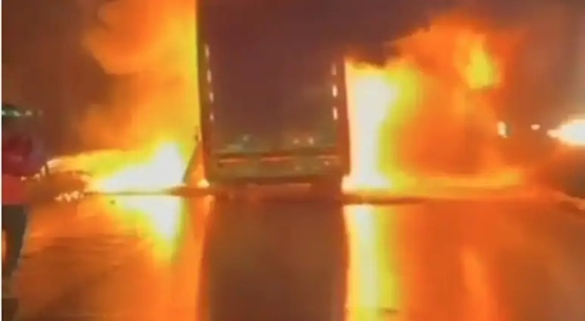 ആന്ധ്രയില് സ്വകാര്യ ബസിന് തീപിടിച്ച് 24 പേര് മരിച്ചു; അപകടത്തില്പ്പെട്ടത് ഹൈദരാബാദില് നിന്ന് ബെംഗളൂരുവിലേക്ക് പോയ ബസ്