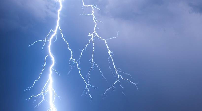 മഴക്കൊപ്പം എത്തുന്ന ഇടിമിന്നൽ പ്രധാന ആശങ്ക, വൈകുന്നേരങ്ങളിലെ ഇടിമിന്നൽ അപകടകരം; മഴയിലും ഇടിമിന്നലും ജാഗ്രത വേണമെന്ന് റവന്യൂ മന്ത്രി