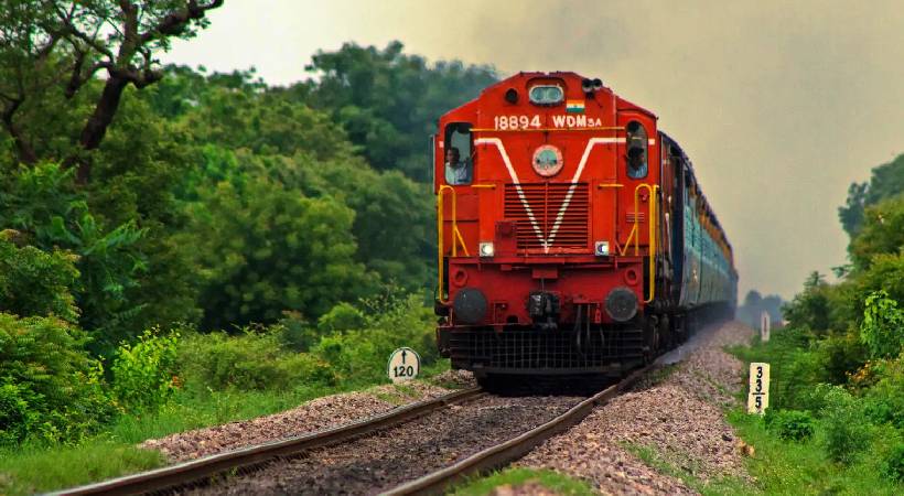 കണ്ണൂരിൽ ട്രെയിനിന് നേരെ കല്ലേറ്; യാത്രക്കാരന്റെ മുഖത്ത് പരുക്ക്