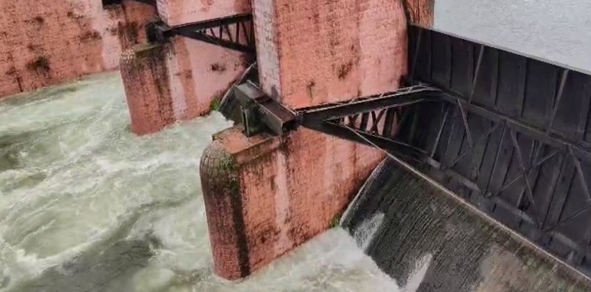 മുല്ലപ്പെരിയാര് അണക്കെട്ടിന്റെ സ്പില്വേ ഷട്ടറുകള് തുറന്നു; മൂന്ന് സ്പില്വേ ഷട്ടറുകള് 75 സെന്റീമീറ്റര് വീതം ഉയര്ത്തി