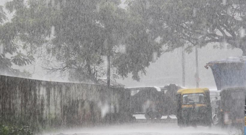 സംസ്ഥാനത്ത് ഇന്ന് അതിതീവ്ര മഴയ്ക്ക് സാധ്യത; 14 ജില്ലകളിലും മഴമുന്നറിയിപ്പ്; മൂന്ന് ജില്ലകളില് റെഡ് അലേര്ട്ട്