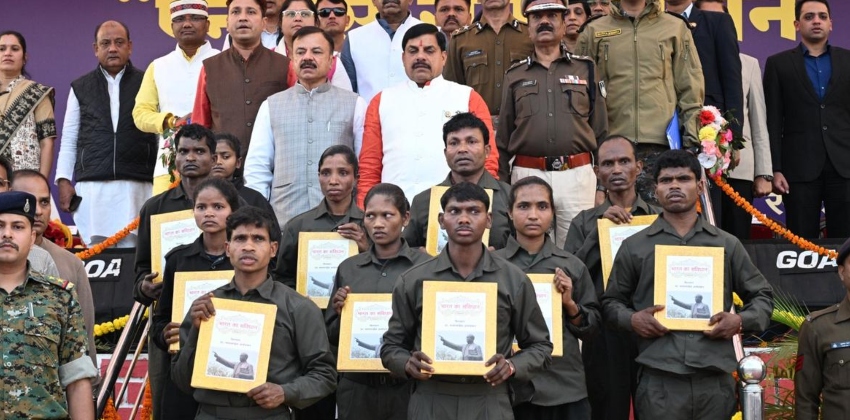 മധ്യപ്രദേശിൽ 10 മാവോയിസ്റ്റുകൾ കീഴടങ്ങി; കീഴടങ്ങിയവരിൽ 4 സ്ത്രീകളും