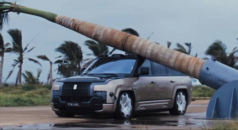 വാഹനത്തിന്റെ മുകളിലേക്ക് മരം മുറിച്ചിട്ട് പരീക്ഷണം; ഒരു പോറൽ പോലും ഇല്ല; ഞെട്ടിച്ച് ബിവൈഡിയുടെ യാങ്വാങ് U8L SUV