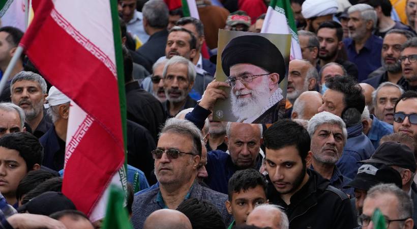 ഒരുവശത്ത് സർക്കാർ വിരുദ്ധ പ്രക്ഷോഭം, മറുവശത്ത് അമേരിക്ക; സമ്മദ്ദത്തിൽ ഇറാൻ ഭരണകൂടം