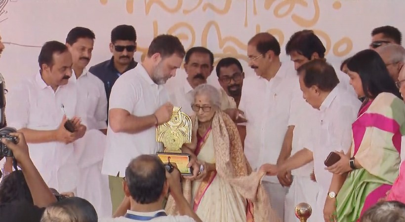 രണ്ടാമത് പ്രിയദര്‍ശിനി സാഹിത്യ പുരസ്‌കാരം പ്രൊഫ. എം. ലീലാവതിക്ക് സമ്മാനിച്ച് രാഹുല്‍ ഗാന്ധി