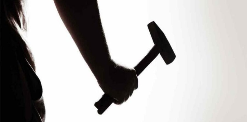 ആലപ്പുഴയിൽ ഭാര്യയ്ക്ക് മെസ്സേജ് അയച്ച അയൽവാസിയെ ഭർത്താവ് ചുറ്റിക കൊണ്ട് തലയ്ക്ക് അടിച്ചു; യുവാവിന്റെ തലയോട്ടി പൊട്ടി