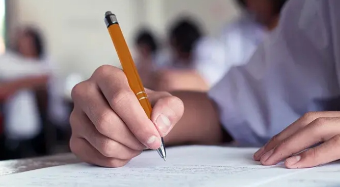 തലശേരിയിൽ ഒമ്പതാം ക്ലാസ് കേരളപാഠാവലി ചോദ്യ പേപ്പറിന് പകരം കിട്ടിയത് എട്ടാം ക്ലാസിലെ പേപ്പർ; പരീക്ഷ വൈകി