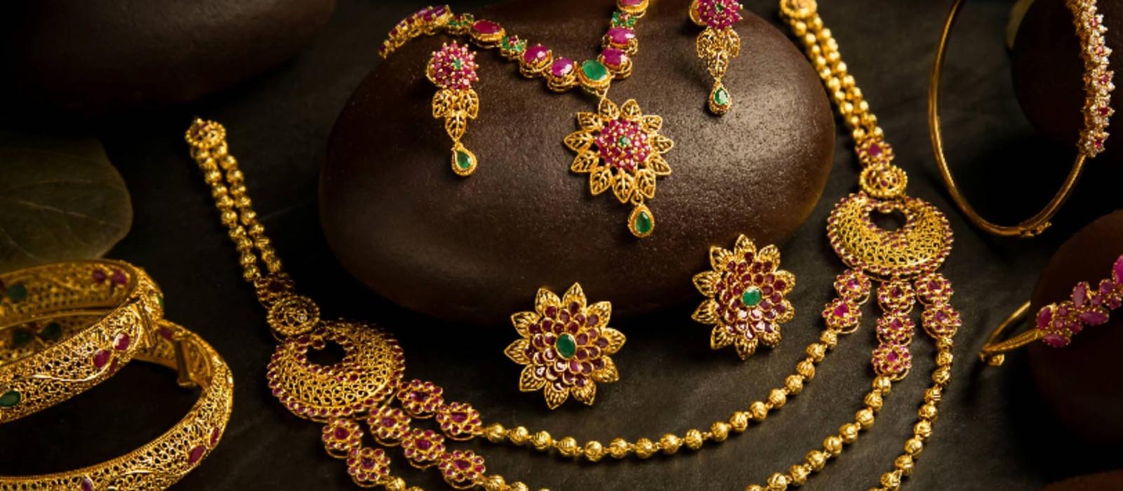 ഈ മാസത്തെ ഏറ്റവും താഴ്ന്ന നിരക്കിലേക്ക് കൂപ്പുകുത്തി സ്വര്‍ണം; ഇന്നത്തെ നിരക്കുകള്‍ അറിയാം