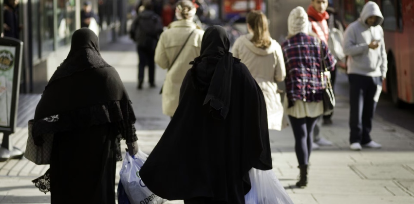 പുനൈയിൽ ഇറാനിയൻ വനിതയുടെ പഴ്സ് മോഷ്ടിച്ചു, മോഷണം നടത്തിയത് ബുർഖ ധരിച്ചെത്തിയ രണ്ടു സ്ത്രീകൾ