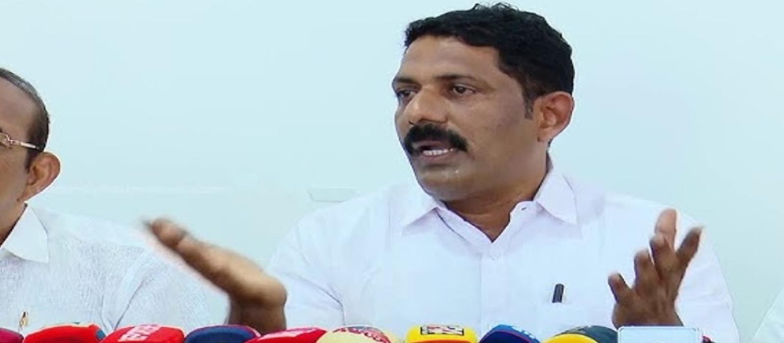 ആലപ്പുഴ കോൺഗ്രസിൽ കൂട്ടരാജി, ഡിസിസി സെക്രട്ടറി, വൈസ് പ്രസിഡന്റ് ഉൾപ്പെടെ രാജിവെച്ചു; വാർത്താസമ്മേളനത്തിൽ പൊട്ടിക്കരഞ്ഞ് സജി ജോസഫ്