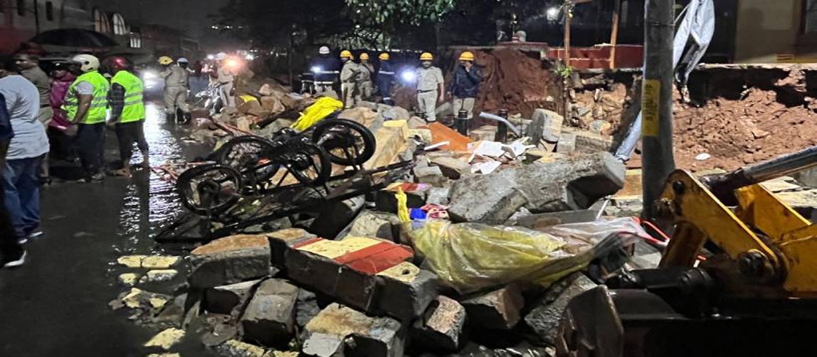 ബെംഗളൂരുവിൽ ചുറ്റുമതിൽ ഇടിഞ്ഞുവീണുണ്ടായ അപകടം: രണ്ട് മലയാളികളുടെ മൃതദേഹങ്ങൾ ബന്ധുക്കൾക്ക് വിട്ടു നൽകി