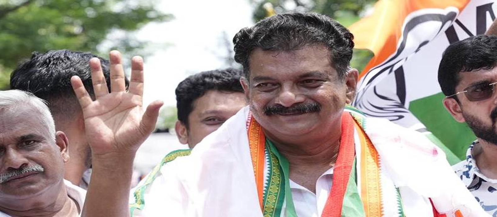 ‘ബേപ്പൂരിൽ തോറ്റാൽ മൊട്ടയടിച്ച് കമ്മലിട്ട് നടക്കും, റിയാസ് എഗ്രിമെന്റ് വെക്കണം’; വെല്ലുവിളിയുമായി പി വി അൻവർ