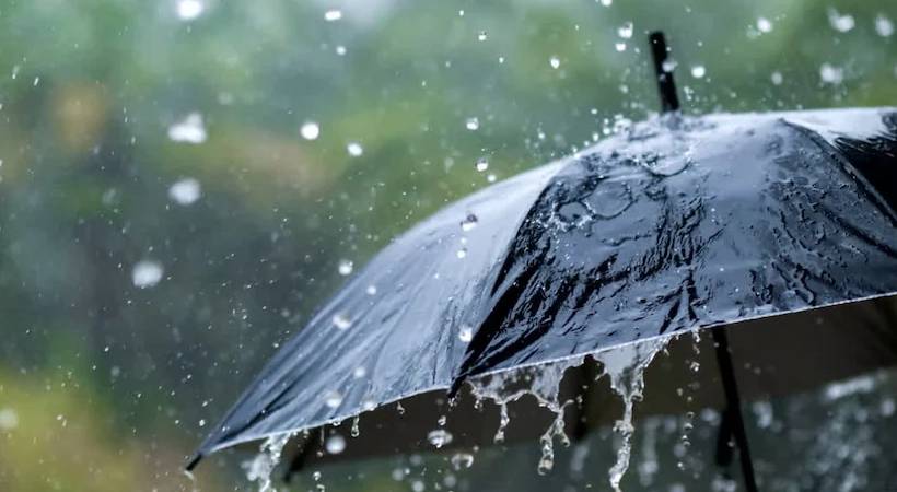 സംസ്ഥാനത്ത് നാളെ വരെ ശക്തമായ മഴ തുടരും: കാലവർഷം ഉടൻ എത്തില്ല