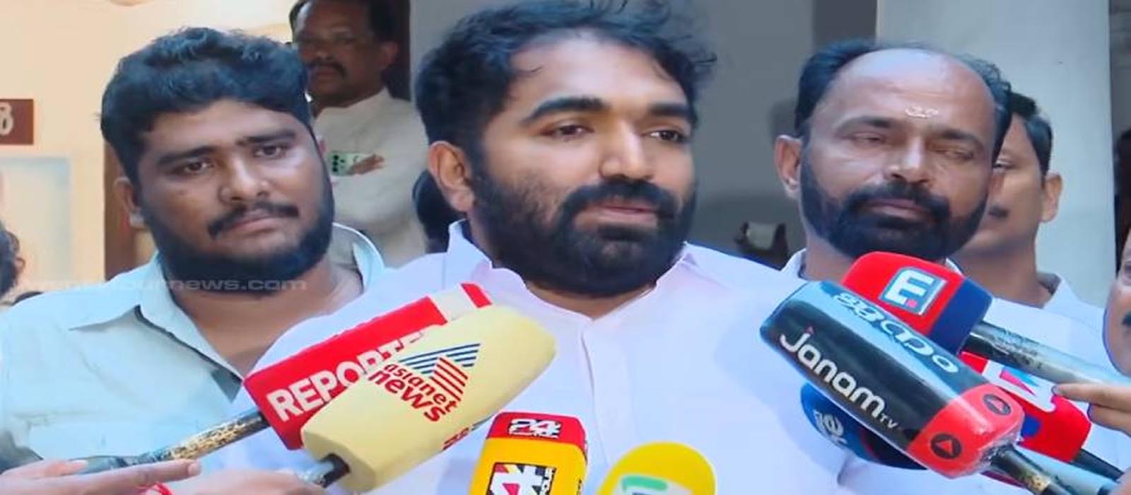 ചാണ്ടി ഉമ്മനെ മന്ത്രിസഭയിൽ നിന്ന് തഴഞ്ഞതിൽ അതൃപ്തി, ദേശീയ നേതാക്കളെ കണ്ട് എ ഗ്രൂപ്പ്