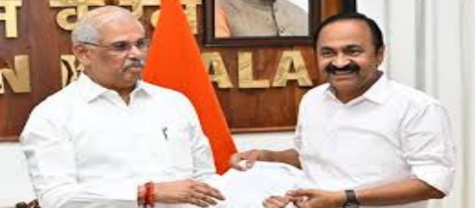 ഗവര്ണറുടെ നിര്ദേശം തള്ളി; നേതാക്കളും സത്യപ്രതിജ്ഞവേദിയില് എത്തും; അനുവദിക്കില്ലെന്ന് ലോക്ഭവന്