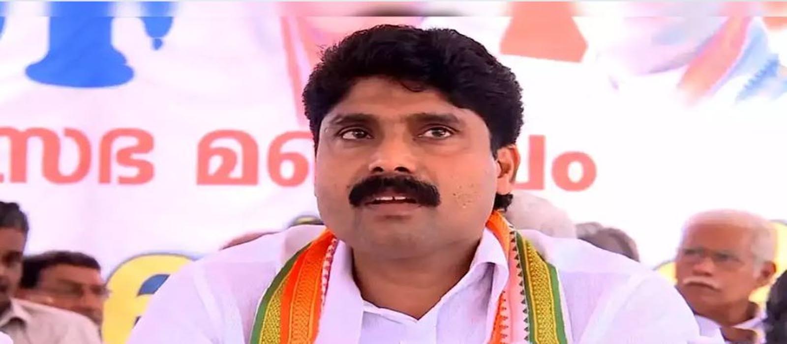 ഉമ്മൻചാണ്ടിയുടെ ഫ്ലക്സ് മോശമായ രീതിയിൽ വികൃതമാക്കി, ഇത് സങ്കടകരം; ഫ്ലക്സുകൾ വയ്ക്കുന്നതും നശിപ്പിക്കുന്നതും അല്ല മാനദണ്ഡമെന്ന് ടി സിദ്ദിഖ്