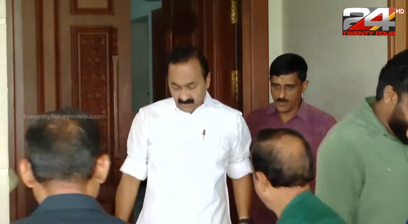ഒന്നും മിണ്ടാതെ; പിണറായി വിജയന്റെ വീട്ടിലെ ഇ ഡി പരിശോധനയില്‍ മൗനം തുടര്‍ന്ന് മുഖ്യമന്ത്രി വിഡി സതീശന്‍