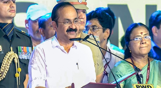 വി ഡി സതീശൻ സർക്കാരിന്റെ വകുപ്പ് വിഭജനം;ഫിഷറീസ്, ആരോഗ്യം വകുപ്പുകളിൽ തർക്കം തുടരുന്നു, തീരുമാനം ഇന്നറിയാം