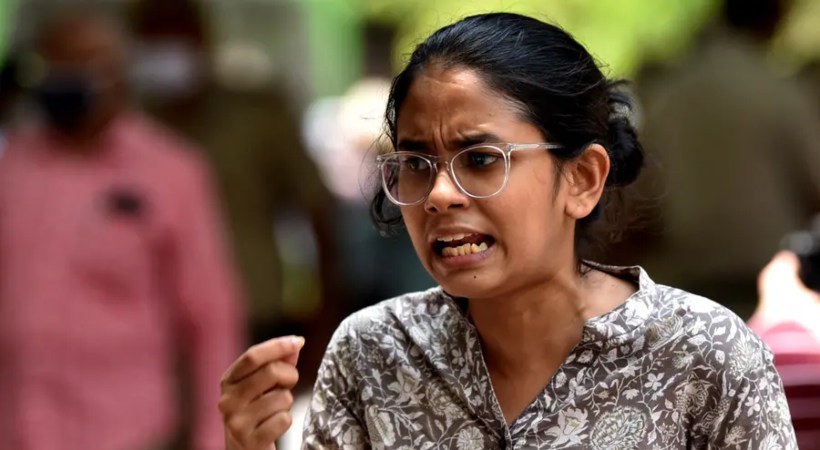 ‘ഞാന്‍ എവിടെയും ഒളിവില്‍ പോയിരുന്നില്ല; ചോദ്യങ്ങള്‍ ചോദിച്ചവരെ അടിച്ചമര്‍ത്താനും ഭയപ്പെടുത്താനും ശ്രമിക്കുന്നു’; ഐഷി ഘോഷ്