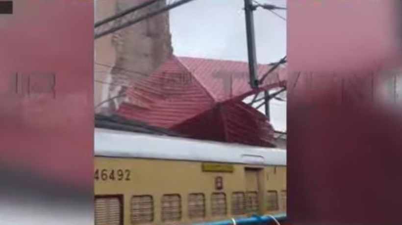 കോഴിക്കോട് റെയിൽവേ സ്റ്റേഷനിൽ കെട്ടിടം തകർന്നു വീണു; രണ്ടാമത്തെ പ്ലാറ്റ്ഫോമിൽ അപകടം