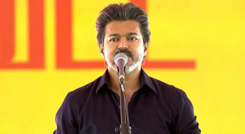 എല്ലാം ഉപേക്ഷിച്ച് ജനങ്ങള്ക്കായി വന്നവനാണ് ഈ വിജയ്! കുറ്റപ്പെടുത്തിയാല് ഇറങ്ങി ഓടുമെന്ന് കരുതിയോ? വിജയ് കരൂരില്
