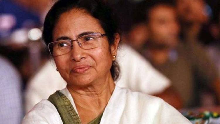 മമതയെ 16 മണിക്കൂറായി വീട്ടില്‍ നിന്ന് പുറത്തിറങ്ങാന്‍ അനുവദിക്കുന്നില്ലെന്ന് ടിഎംസി; മുട്ടയേറ് ഭയന്ന് വീട്ടിലിരിക്കുന്നുവെന്ന് ബിജെപി