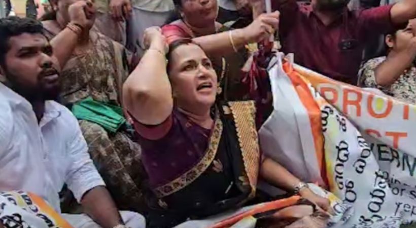 സവര്ക്കറെ പുകഴ്ത്തി ചോദ്യം; അധ്യാപകനെ സസ്പെന്ഡ് ചെയ്തതില് വിദ്യാഭ്യാസ മന്ത്രിക്കെതിരെ ബിജെപി പ്രതിഷേധം