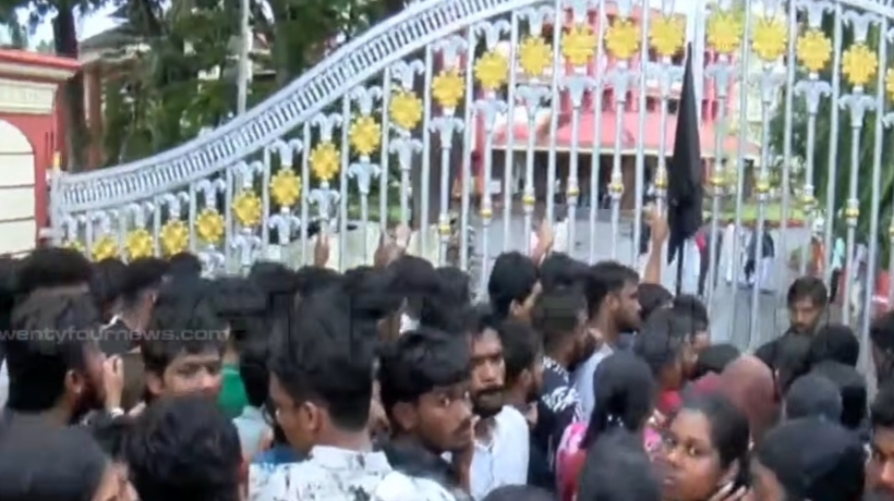 മിച്ചി മർപ്പുവിന് നീതി കിട്ടണം; കോതമംഗലം എം എ എൻജിനീയറിങ് കോളജിൽ പ്രതിഷേധം കടുപ്പിച്ച് വിദ്യാർഥികൾ, അധ്യാപകരെ തടഞ്ഞു