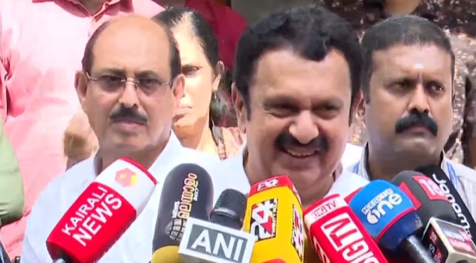 ‘പിണറായിക്കെതിരായ ഇഡി റിപ്പോർട്ട്, നിയമപരമായ വശങ്ങൾ പരിശോധിച്ച് ഉചിതമായ തീരുമാനം എടുക്കാൻ അധികാരം പൊലീസിനുണ്ട്’; കെ. മുരളീധരൻ