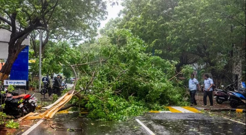 ആന്ധ്രയിലും ഒഡീഷയിലും വന് നാശനഷ്ടം; റദ്ദാക്കിയത് നൂറോളം ട്രെയിന് സര്വീസുകള്
